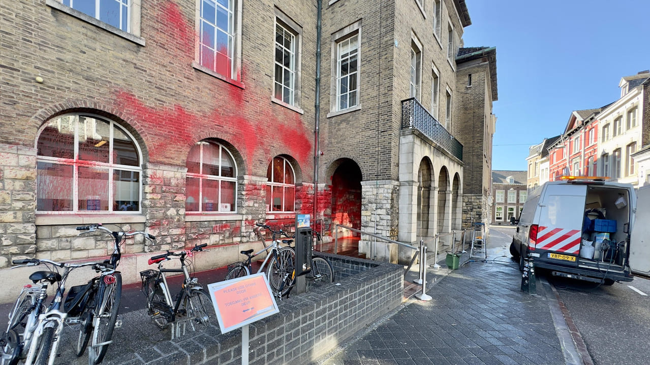 Universiteitsgebouw beklad