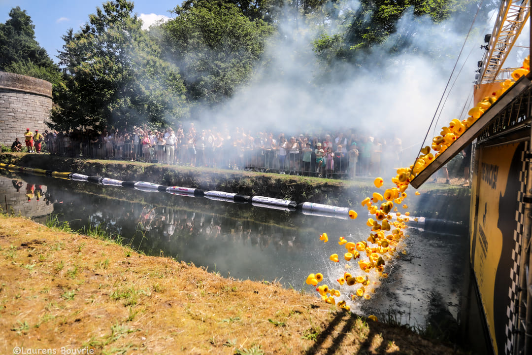 Nog een keer zwemmen alle eendjes in de Jeker om RT174’s Duckrace te winnen