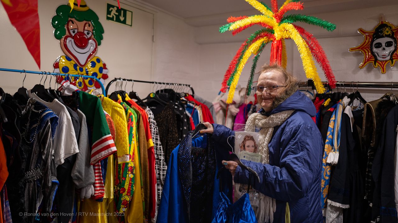 Opgewonden zijn Meerdere klok RTV Maastricht - Carnavalspakjes-markt op Pottenberg