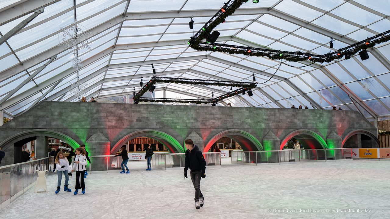 Magisch Maastricht geopend; 'Servaasbrug' over schaatsbaan
