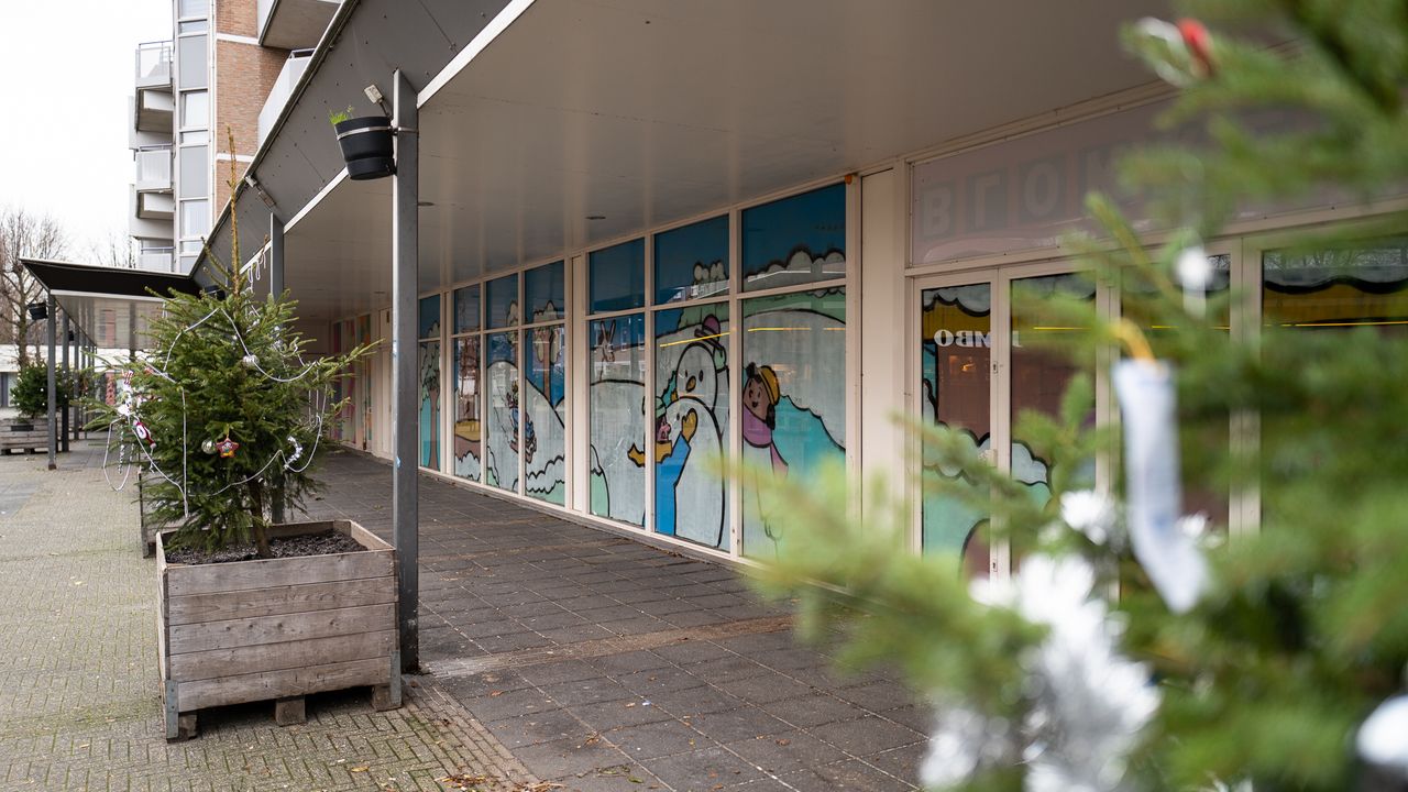 Winkelcentrum De Heeg verfraaid met beschilderde etalageruiten