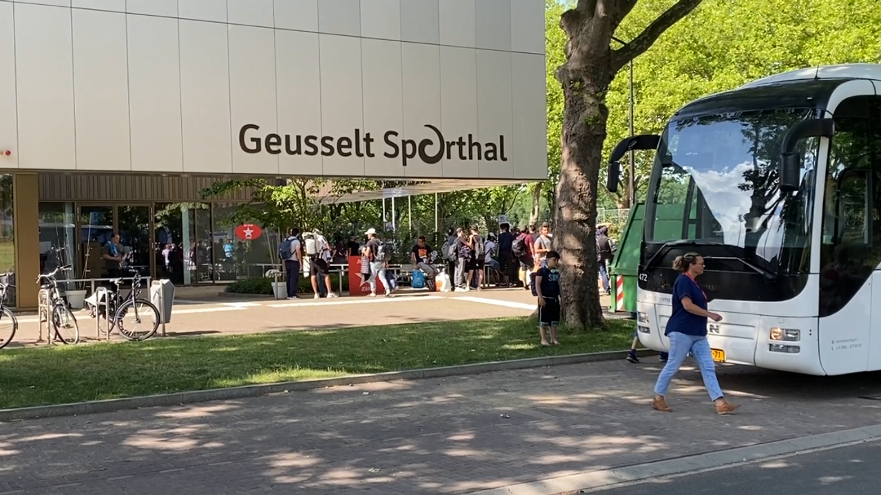 Vluchtelingen nemen intrek in Sporthal Geusselt