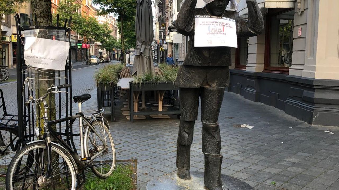 Extinction Rebellion blindfolds statues in Maastricht